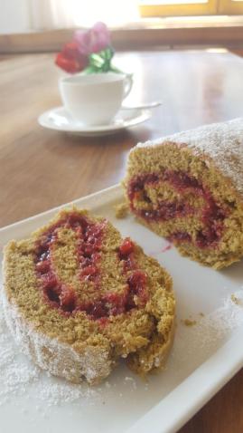 Hadnroulade mit Preiselbeermarmelade